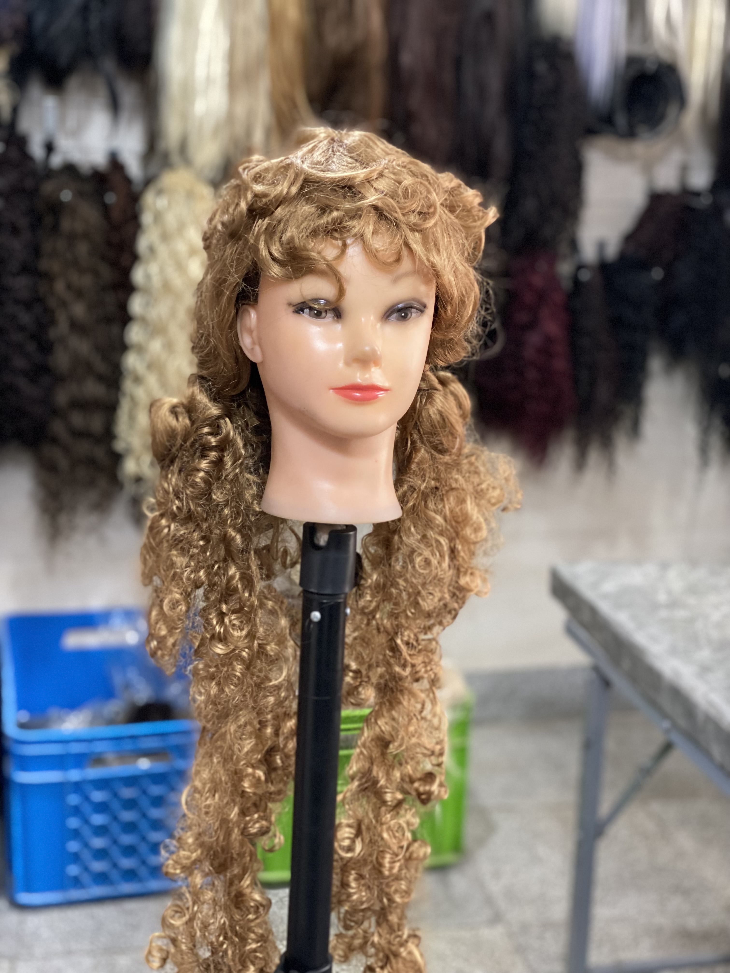 کلاه گیس عسلی مخصوص تئاتر